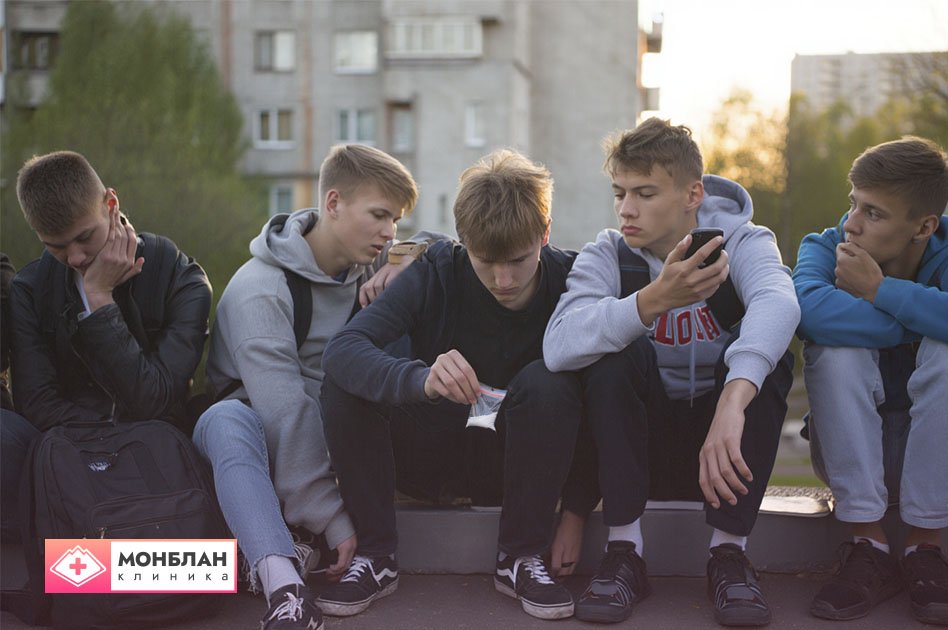 Мефедрон в компании подростков Группа подростков рассматривает пакетик порошка